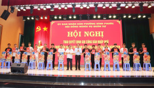 Hội đồng NVQS Phường Bình Phước trao quyết định gọi công dân...