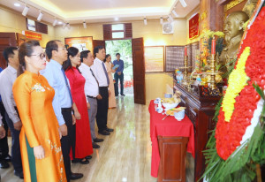 Lãnh đạo phường Bình Phước dâng hương nhân kỷ niệm 79 năm...