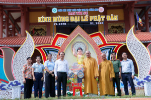 Lãnh đạo phường Bình Phước thăm và chúc mừng các cơ sở Phật giáo nhân dịp Đại lễ Phật đản Phật lịch 2570.