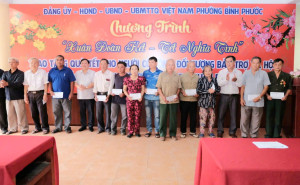 Tặng quà tết cho nạn nhân chất độc da cam phường Bình Phước và phường Đồng Xoài