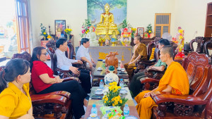 Phường Bình Phước thăm, chúc mừng Lễ Sene Dolta tại chùa...