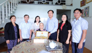 Lãnh đạo phường thăm, chúc thọ người cao tuổi nhân Ngày truyền thống Người cao tuổi Việt Nam (6/6).
