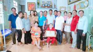 Lãnh đạo phường Bình Phước thăm hỏi, chúc thọ người cao tuổi tròn 90 tuổi nhân ngày truyền thống người cao tuổi Việt Nam 6-6