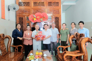 Lãnh đạo phường Bình Phước thăm, tặng quà đối tượng chính sách, người có công với cách mạng