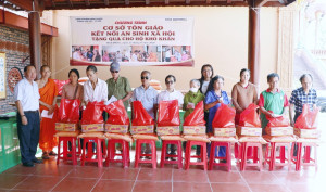 Phường Bình Phước: Trao quà cho người khiếm thị khó khăn qua chương trình cơ sở Tôn giáo kết nối an sinh xã hội