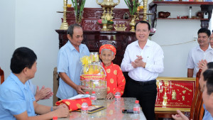 Lãnh đạo thành phố và phường Bình Phước thăm, chúc thọ 02 cụ tròn 100 tuổi trên địa bàn phường.