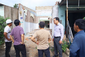 Lãnh đạo UBND phường Bình Phước kiểm tra tiến độ thảo dỡ công trình, giải phóng mặt bằng dự án cao tốc