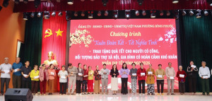 Phường Bình Phước trao tặng 600 phần quà tết cho người có công, đối tượng bảo trợ xã hội và hộ khó khăn.