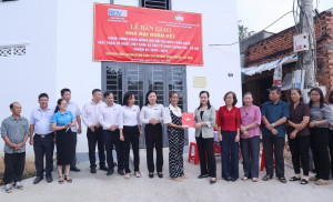 Ủy viên thường vụ Thành ủy, Bí thư Đảng ủy, Chủ tịch HĐND phường Bình Phước Giang Thị Phương Hạnh dự trao nhà đại đoàn kết cho hộ khó khăn về nhà ở