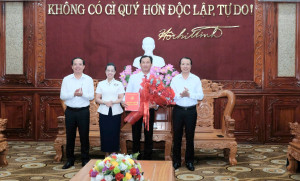 Trao Quyết định bổ nhiệm Phó hiệu Trưởng trường THCS Tân Bình