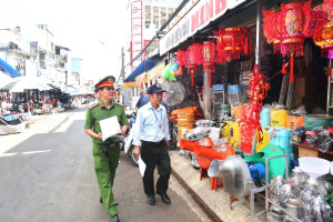 Công an phường Bình Phước phối hợp tuyên truyền ký cam kết phòng cháy chữa cháy tại chợ Đồng Xoài