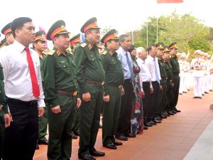 ​Đại tướng Ngô Xuân Lịch viếng Đền thờ liệt sĩ TX.Long Khánh