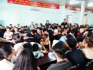 ​Hàng trăm người sử dụng ma túy trong quán bar