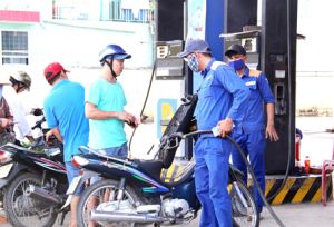 ​Những ngày đầu thay thế xăng RON 92 bằng xăng sinh học E5: Người tiêu dùng còn “ngại” xăng E5