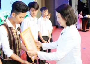 100 học sinh dân tộc thiểu số nhận học bổng Lê Đình Nhơn