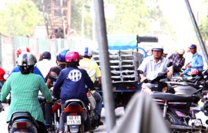 ​Chạy ngược chiều tại ngã tư Tân Phong