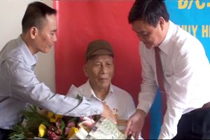 ​Trao huy hiệu 70 năm tuổi Đảng cho 4 đảng viên