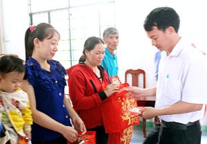 Chăm lo Tết cho người nghèo, khó khăn