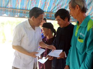 Chủ tịch Ủy ban MTTQ Việt Nam tỉnh Huỳnh Văn Tới thăm, chúc Tết hộ nghèo, nghệ nhân đồng bào Tày