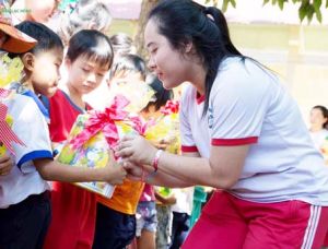 Tết là dịp ​dạy học trò chia sẻ yêu thương