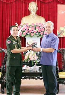 Đoàn quân đội hoàng gia Campuchia chúc tết lãnh đạo tỉnh