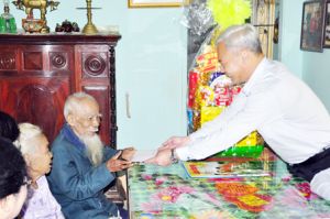 Lãnh đạo tỉnh thăm, chúc tết các đơn vị và gia đình chính sách