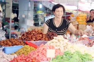 ​Hàng hóa tết đợi người mua