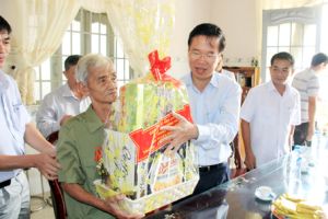 ​Đồng chí Võ Văn Thưởng thăm, chúc tết gia đình chính sách