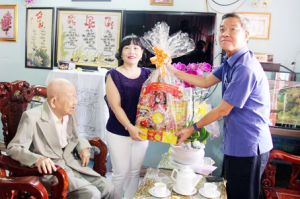 ​Lãnh đạo tỉnh thăm và chúc tết đảng viên có huy hiệu 70 năm tuổi Đảng