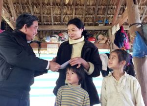 Trao quà cho đồng bào dân tộc Tày ở Tuyên Quang