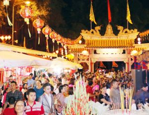 Người dân đổ về chùa Ông trong đêm khai hội