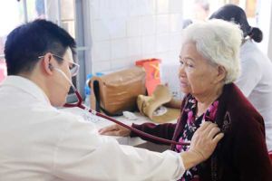 ​500 người được khám bệnh miễn phí và tặng quà