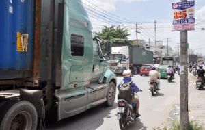 Đường hẹp, xe đông: lo tăng tai nạn