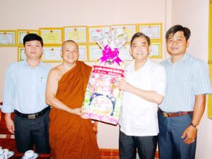 ​Thăm, chúc tết các vị sư sãi và phật tử người Khmer