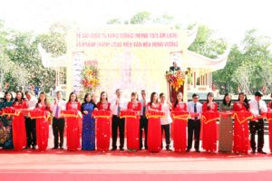 ​Lãnh đạo tỉnh và người dân dâng hương tưởng niệm các vua Hùng