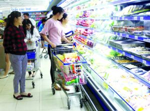 ​Nhiều người đến mua sắm tại siêu thị BigC quảng bá cho chương trình hàng Việt
