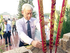 ​Lãnh đạo tỉnh viếng nghĩa trang liệt sĩ
