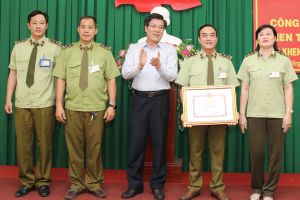 ​Khen thưởng đột xuất 6 tập thể, cá nhân chống hàng giả