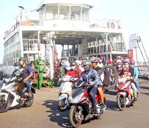 ​Người đi chơi lễ đông, quốc lộ 51 ùn tắc