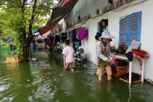 ​Mưa đầu mùa, nhiều nơi bị ngập  Mưa lớn làm 1 xe tải sập hố