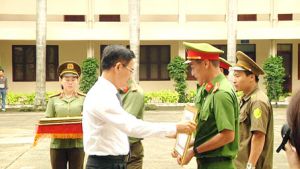 ​UBND tỉnh khen thưởng 7 tập thể, 7 cá nhân ngành công an
