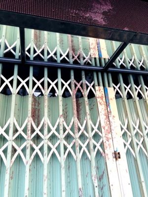​Uy hiếp bằng chất bẩn, đòi bảo kê tiệm làm tóc?