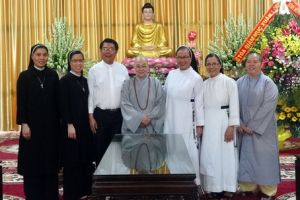 ​Thăm, chúc mừng đại lễ Phật đản