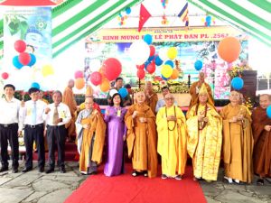 Hơn 2 ngàn tăng, ni, phật tử dự đại lễ Phật đản