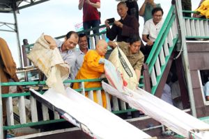 ​Hơn 45 ngàn cá giống được thả xuống hồ Trị An