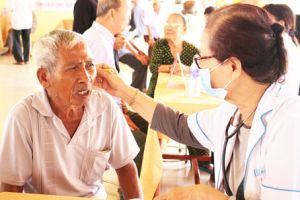 ​Tấm lòng của nữ bác sĩ về hưu