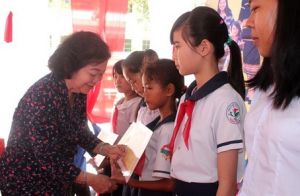 ​147 học sinh, sinh viên dân tộc thiểu số nhận học bổng Vừ A Dính