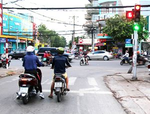 ​Dừng xe vào làn cho phép rẽ phải khi đèn đỏ