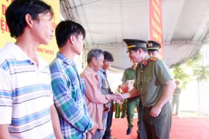 Giúp người dân bằng việc làm thiết thực