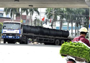 ​“Thót tim” với xe chở sắt, thép